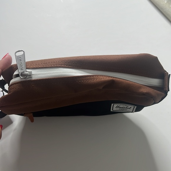 NWT HERSCHEL - CHAPTER CARRY ON - BLACK/SADDLE BROWN - Picture 4 of 5